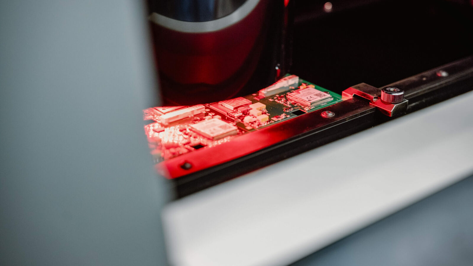 Montaż płytek PCB na hali produkcyjnej Convel